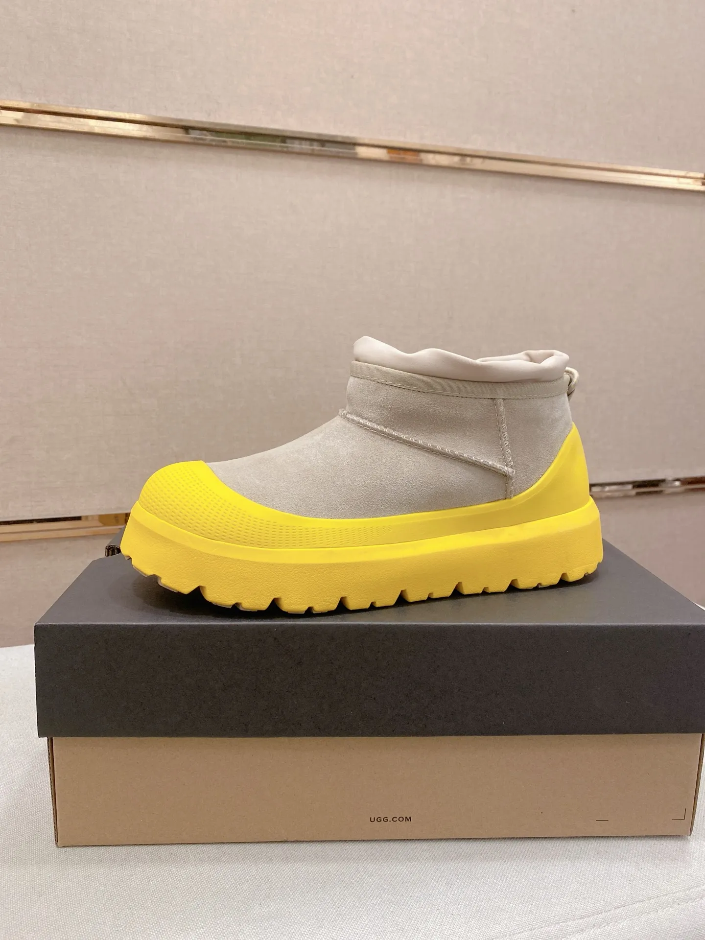 Factory price: 500💰Couple model💏 Same style as Wang Yibo, North American men's shoes Ugg ☃️In the special sale of new high-quality men's shoes snow boots in autumn and winter, the nemesis of extreme cold weather! Made of cowhide leather, merino wool lining, and original outsole, whether driving, outdoor or daily wear, there is always one that suits you! Male and female size: 35-46.